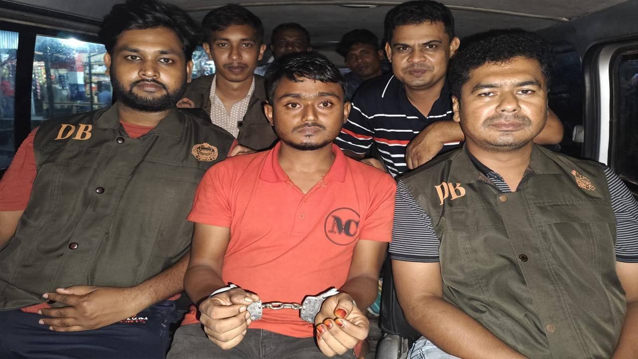১৫ সেকেন্ডে ১৩ টি আঘাত করে ম্যানেজারকে খুন করা রতন গ্রেফতার - Chief TV