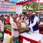 খরিপ মৌসুমে ক্ষুদ্র ও প্রান্তিক কৃষকদের মাঝে বিনামূল্যে কৃষি প্রণোদনা বিতরণ - Chief TV