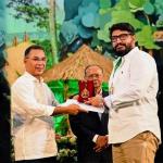 বন্যপ্রাণী সংরক্ষণে জাতীয় পুরস্কার পেলেন আদনান আজাদ - Chief TV