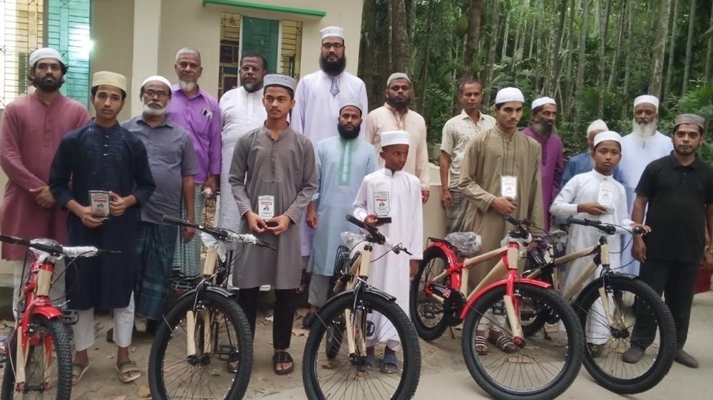 টানা ৬০ দিন জামাতে নামাজে অংশগ্রহণকারী শিশু-কিশোরদের সাইকেল উপহার - Chief TV