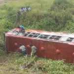 কুমিল্লায় বাস নিয়ন্ত্রণ হারিয়ে খাদে, দুই চিকিৎসকসহ আহত ১১ - Chief TV