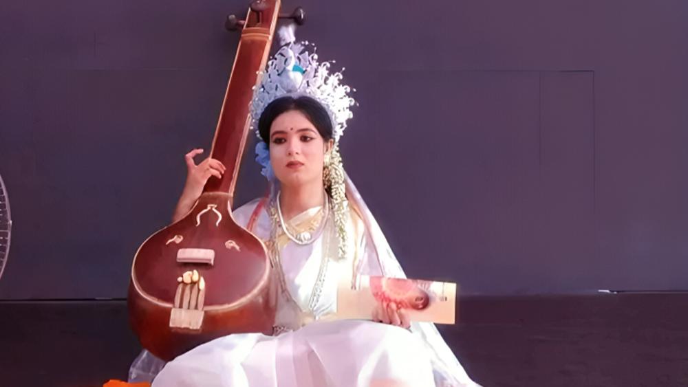 বৈদিক দেবী স্বরস্বতীরূপে ভার্সিটি শিক্ষার্থী পূর্ণিমা রাধে—মুগ্ধ দর্শক, আলোকিত চবি - Chief TV