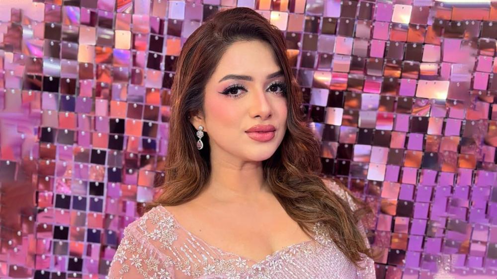 প্রতিযোগিতার ভিড়ে একদম ভিন্ন বুশরা কবির - Chief TV