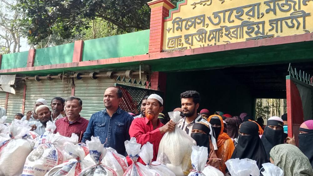 চাঁদপুর সদর বালিয়ায় নুরুল ইসলাম মিলনের উদ্যোগে ইফতার সামগ্রী বিতরণ - Chief TV