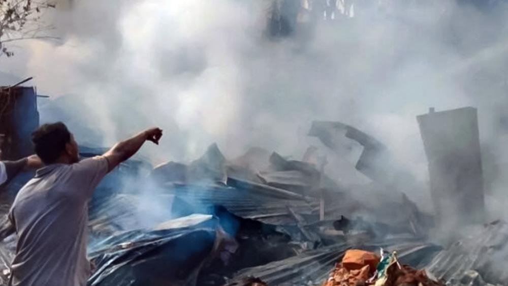 চট্টগ্রামের পাহাড়তলী বস্তিতে আগুনে পুড়ে ছাই ৩ বসতঘর - Chief TV