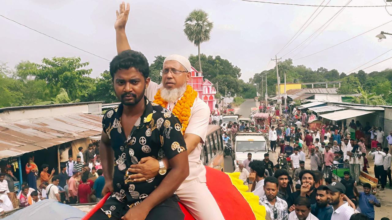 ধামইরহাটে হাতির পিঠে চড়ে  বিদায় নিলেন প্রধান শিক্ষক - Chief TV