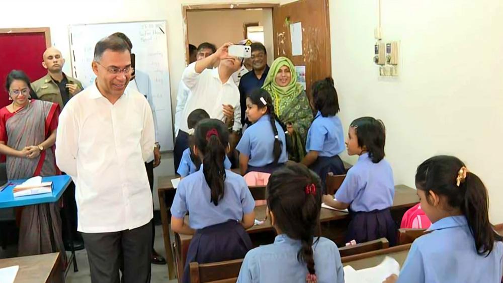 হঠাৎ শ্রেণিকক্ষে প্রধানমন্ত্রী, বিস্মিত শিশুরা - Chief TV