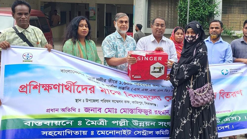 কাজিপুরে প্রশিক্ষণ শেষে সেলাই মেশিন পেলেন ৯ নারী - Chief TV