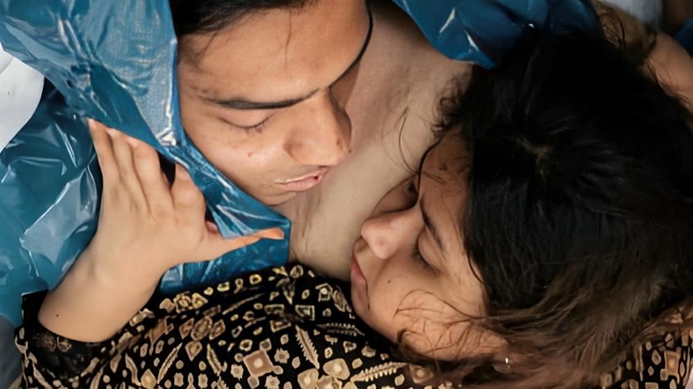 কাস্টমস কর্মকর্তার লাশে স্ত্রীর শেষ আলিঙ্গন - Chief TV