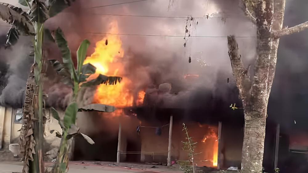 কিশোরগঞ্জে অগ্নিকাণ্ডে পুলিশ সদস্যের বাড়ি পুড়ে ছাই - Chief TV