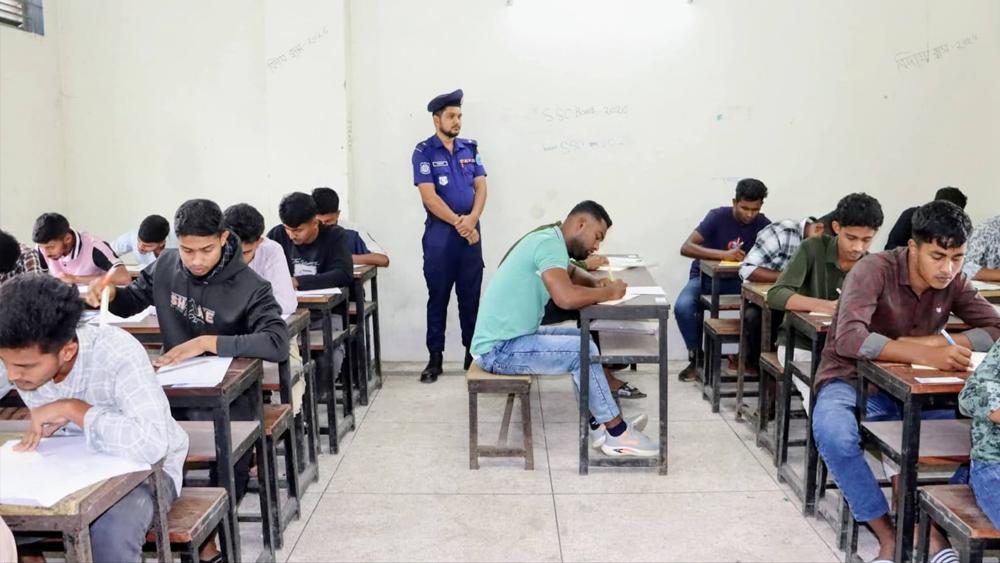 বাংলাদেশ পুলিশে ট্রেইনি রিক্রুট কনস্টেবল (টিআরসি) পদে নিয়োগ,কিশোরগঞ্জ লিখিত পরীক্ষা অনুষ্ঠিত - Chief TV