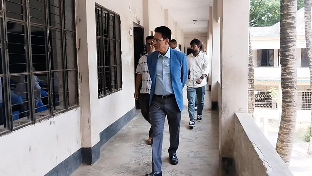 মানিকগঞ্জে আকস্মিক পরীক্ষা কেন্দ্র পরিদর্শনে শিক্ষামন্ত্রী - Chief TV