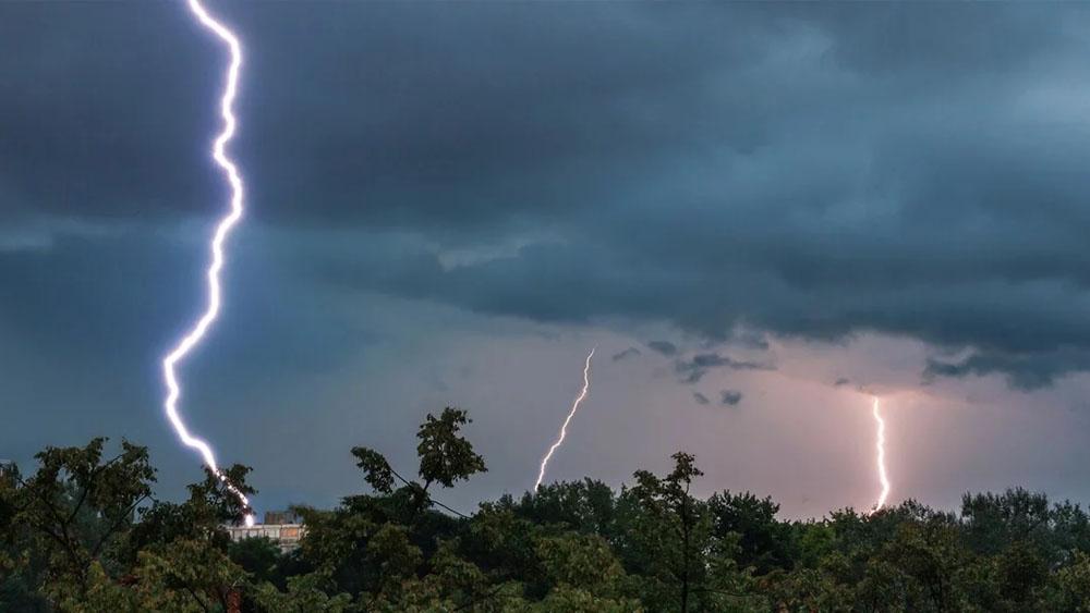 বজ্রাঘাতে কয়েক ঘণ্টায় প্রাণ গেল ১৩ জনের - Chief TV