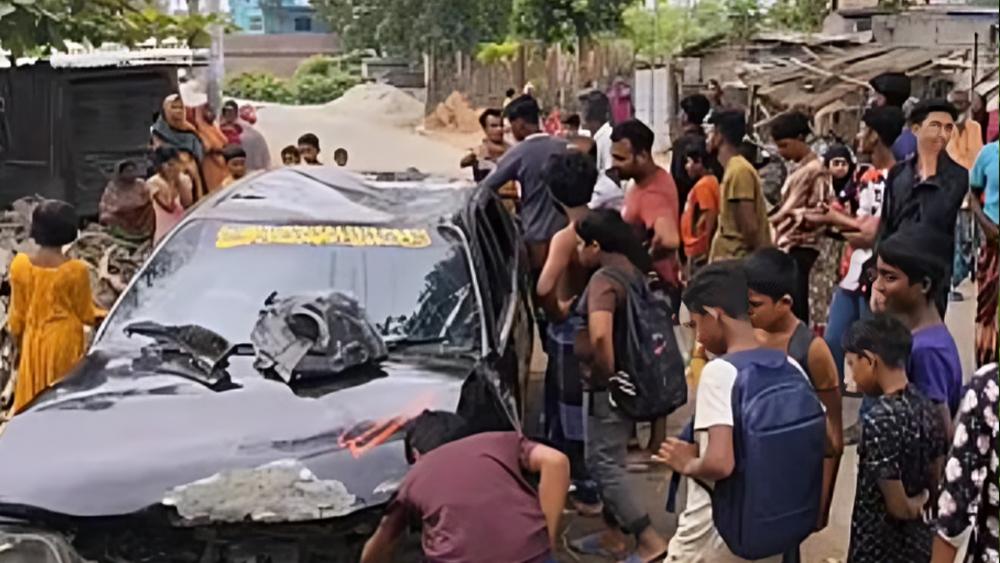 মেহেরপুরে নিয়ন্ত্রণ হারিয়ে মাদকবাহী প্রাইভেট কার দেওয়াল ভেঙ্গে বাড়ির ভিতরে  ঢুকে পড়ল - Chief TV