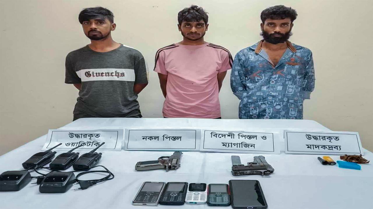 মেহেরপুরে তিন কিশোর গ্যাং বিদেশি পিস্তল, নকল পিস্তল, ওয়াকিটকিসহ আটক-৩ - Chief TV