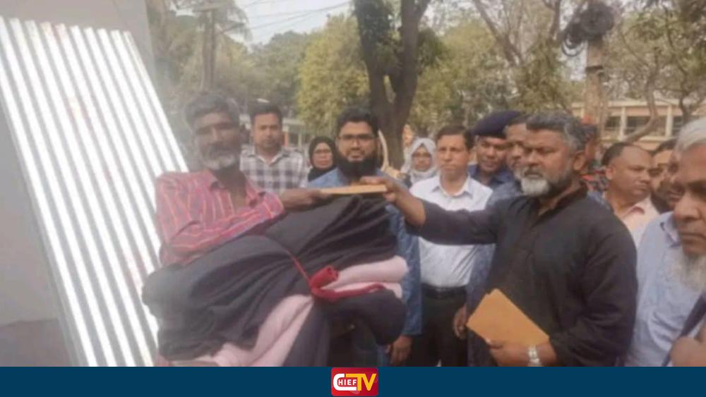 মহাদেবপুরে অগ্নিকাণ্ডে ক্ষতিগ্রস্তদের পাশে এমপি - Chief TV