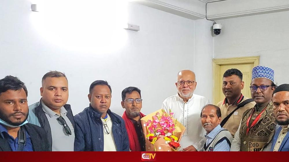 নবনির্বাচিত সাংসদ গিয়াস উদ্দিন কাদের চৌধুরীকে ফুলেল শুভেচ্ছা প্রদান - Chief TV