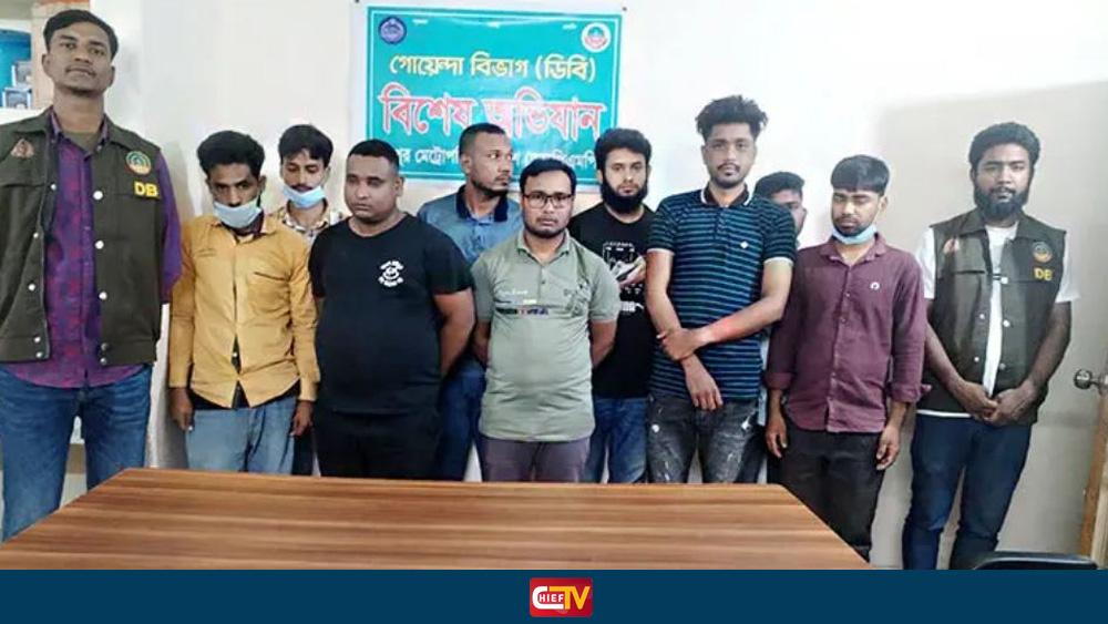 আবাসিক হোটেলে হঠাৎ অভিযান, নারীসহ ধরা ১৩ - Chief TV