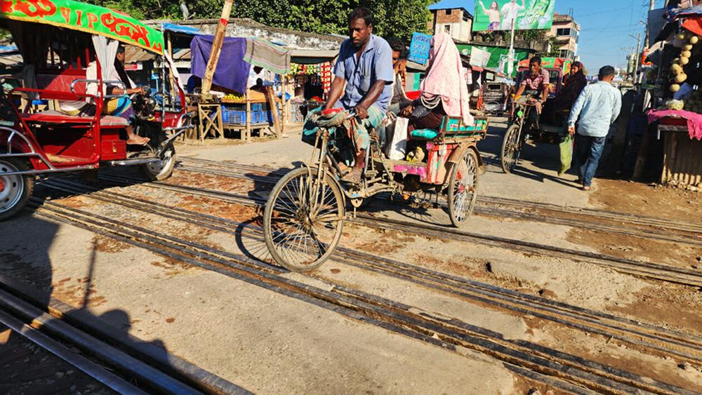 আক্কেলপুর রেলগেটে ঝুঁকি নিয়ে পারাপার দ্রুত  সমাধান চায় -Chief TV