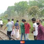 আক্কেলপুরে হেডফোন কানে রেললাইনে হাঁটতে গিয়ে ট্রেনের ধাক্কায় যুবকের মৃত্যু - Chief TV