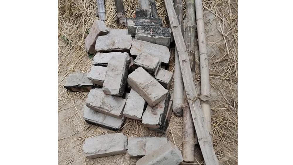 আক্কেলপুরে ইটের দেয়াল ভেঙ্গে তিন ষাঁড় গরু চুরি