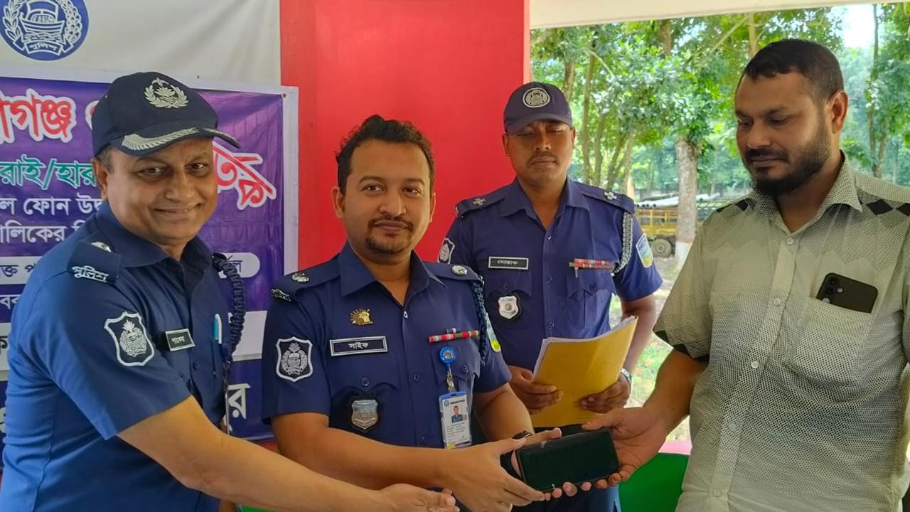 বকশীগঞ্জে চোরাই মোবাইল উদ্ধার করে মালিকের কাছে হস্তান্তর - Chief TV