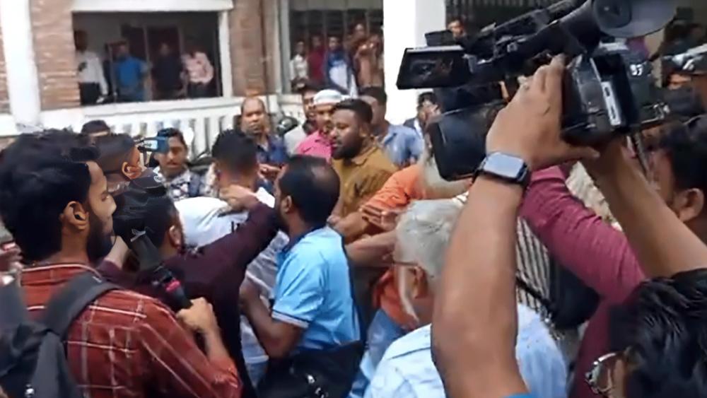 ছবি তোলায় আদালতে সাংবাদিকদের ওপর আ. লীগ নেতার হামলা - Chief TV