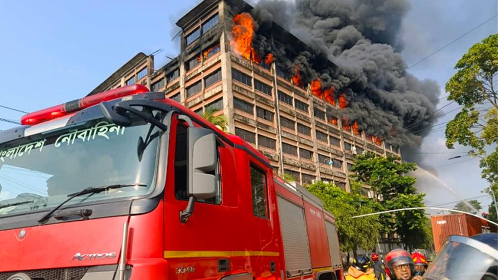 চট্টগ্রামে আগুন নেভাতে যোগ দিয়েছে সেনা ও নৌবাহিনী - Chief TV