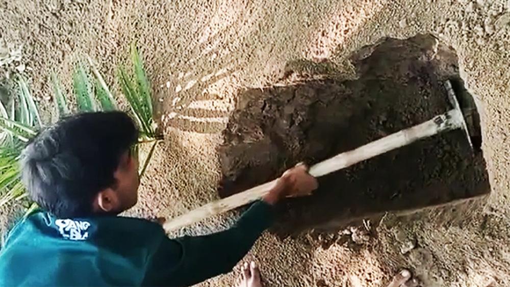 দাফনের সময় কবরে পড়ে যায় মোবাইল, এক রাত পর মাটি সরিয়ে উদ্ধার  -  Chief TV