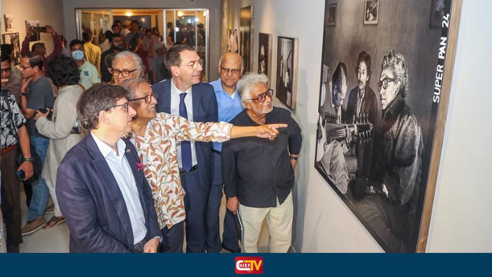 ঢাকায় নাসির আলী মামুনের আলোকচিত্রে দুই কবির অদেখা জীবন - Chief TV