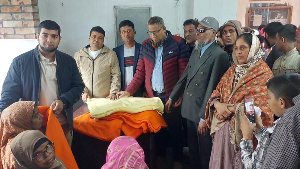 ঈশ্বরদীতে শীতার্ত মানুষের পাশে উপজেলা প্রশাসন - Chief TV