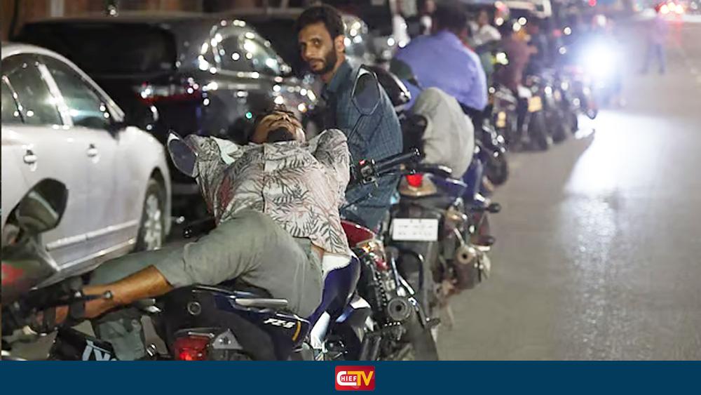 একটি রাত, একটি তেলের পাম্প, শত শত মানুষের নির্ঘুম অপেক্ষা -1Chief TV