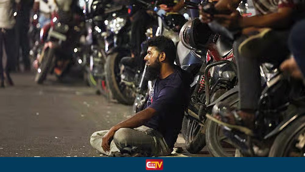 একটি রাত, একটি তেলের পাম্প, শত শত মানুষের নির্ঘুম অপেক্ষা - Chief TV