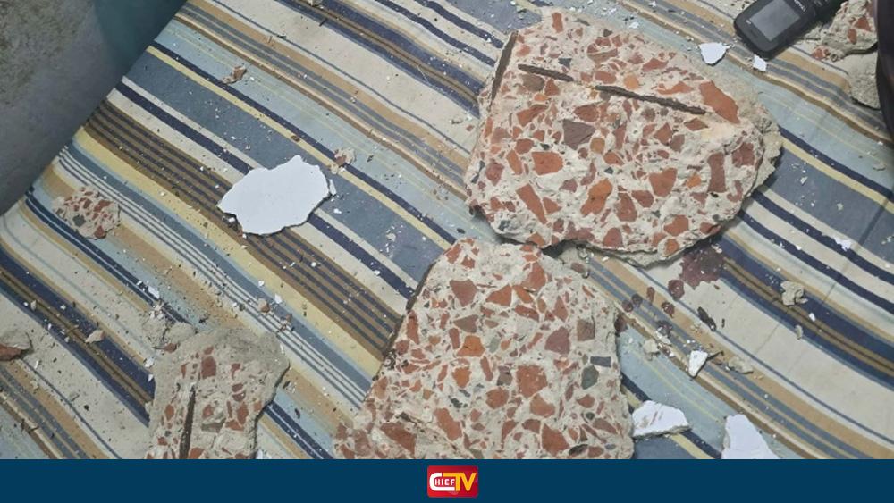 হলের ছাদের পলেস্তারা খসে ঢাকা কলেজ শিক্ষার্থী আহত - Chief TV