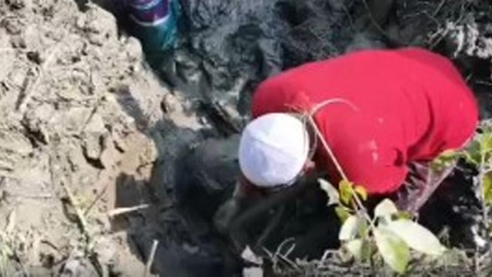 হত্যার পর খালের চরে পুঁতে রাখা যুবকের লাশ উদ্ধার - Chief TV