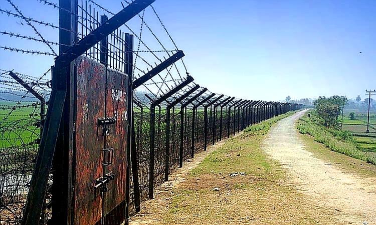 সীমান্তে বাংলাদেশিকে ধরে নিয়ে গেল বিএসএফ- Chief TV