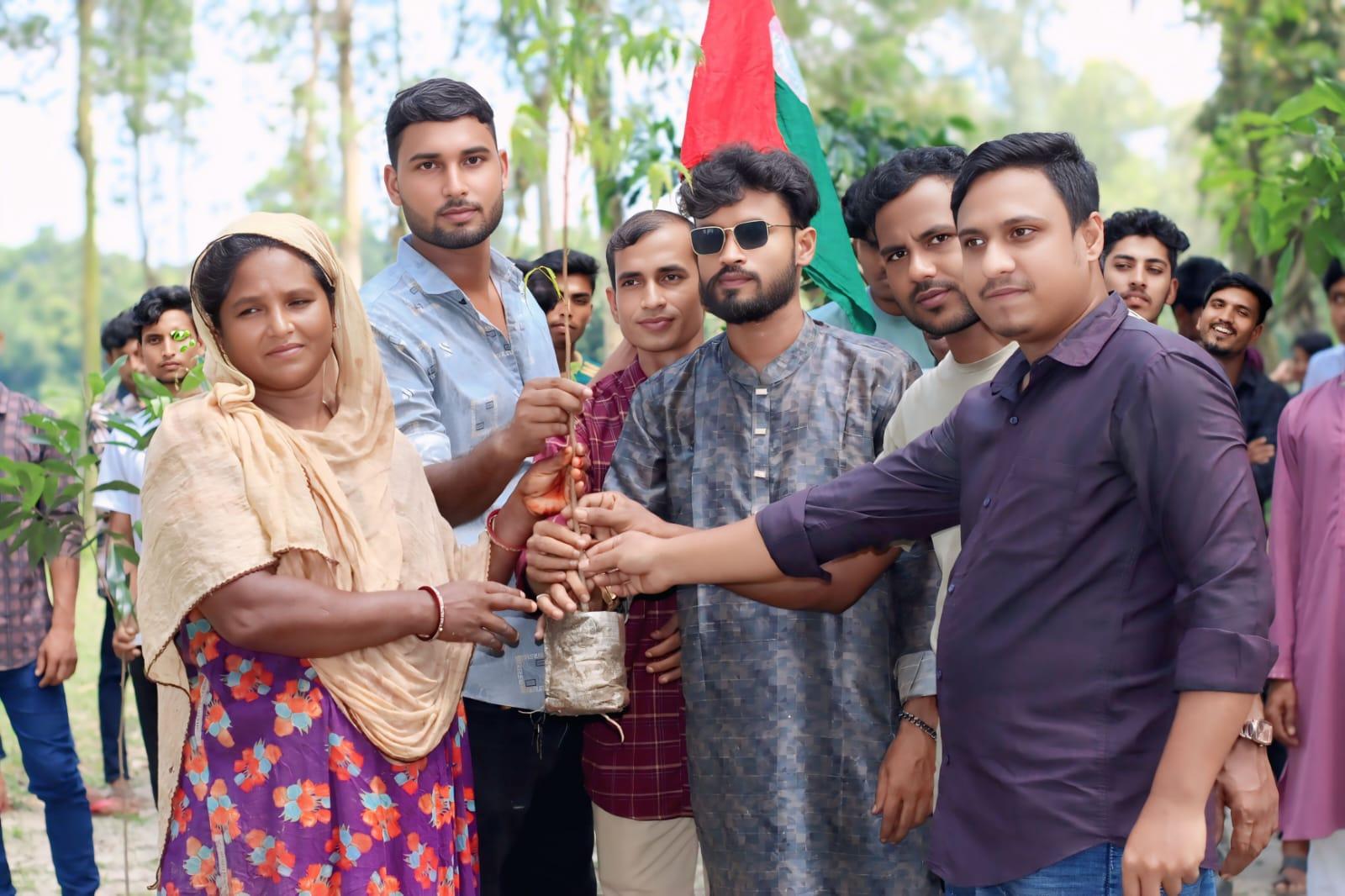 ধুনটে সেচ্ছাসেবক দল নেতার উদ্যোগে বৃক্ষরোপণ, চারা ও খাবার বিতরণ - Chief TV