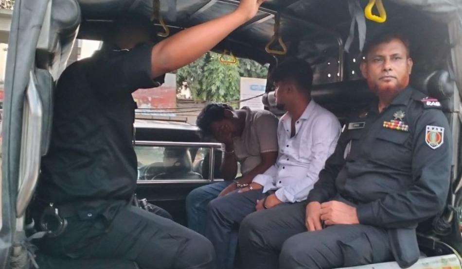 আক্কেলপুর হাসপাতাল চত্বরে ইয়াবা বিক্রির সময় দুই মাদক ব্যবসায়ী আটক- Chief TV