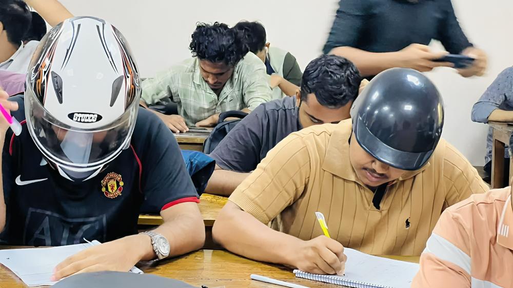 জবিতে হেলমেট পরে পরীক্ষা দিচ্ছেন শিক্ষার্থীরা - Chief TV