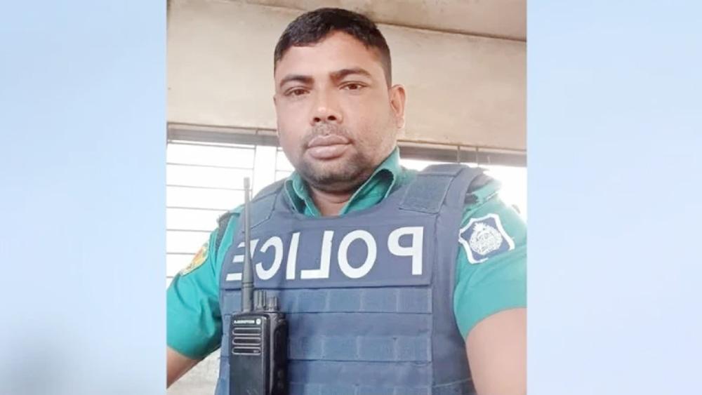 জয় বাংলা স্লোগান দিয়ে যুবদল নেতাকে পেটালেন পুলিশ কর্মকর্তা - Chief TV