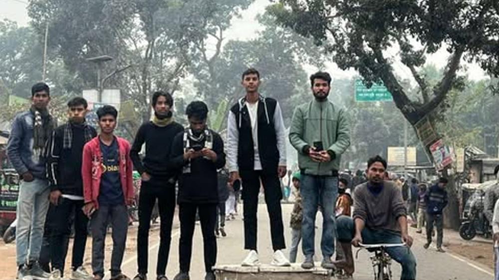 কাউনিয়ায় বাসের ধাক্কায় অটোচালক নিহত হওয়ায় আড়াই ঘন্টা মহাসড়ক অবরোধ - Chief TV