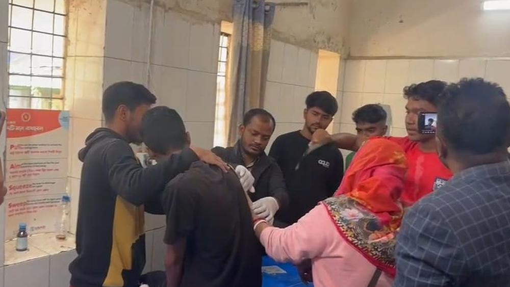 ক্রিকেট খেলার বল বাসার চালে পড়ায় গরম মার নিক্ষেপ - Chief TV