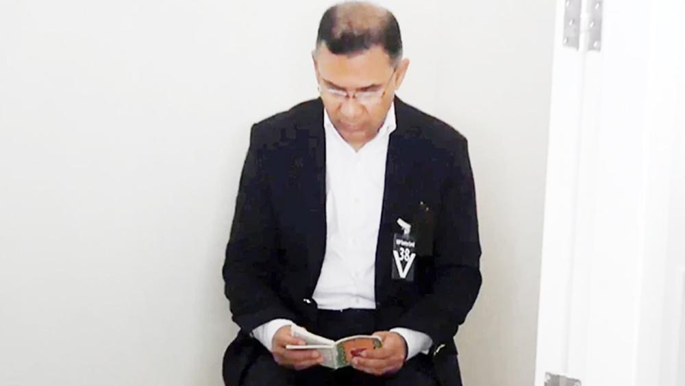 মায়ের মরদেহের পাশে কোরআন তেলাওয়াত তারেক রহমানের - Chief TV