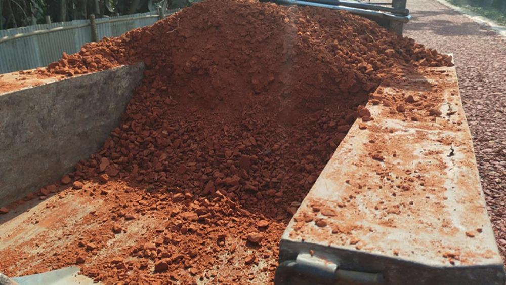 নিম্নমানের ইটের খোয়ায় সড়ক পুনর্নির্মাণ - Chief TV