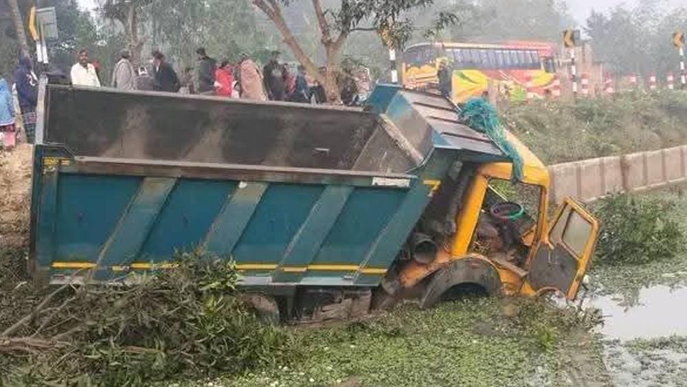 নওগাঁর মহাদেবপুরে বালুবাহী ডাম্প ট্রাকের চাপায় ভ্যানের ৫ যাত্রীর মর্মান্তিক মৃত্যু - Chief TV