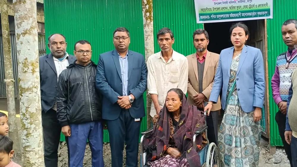 অসুস্থ স্ত্রীকে নিয়ে খোলা আকাশের নিচে বসবাস, ঘর নির্মাণ করে দিলেন ইউএনও - Chief TV