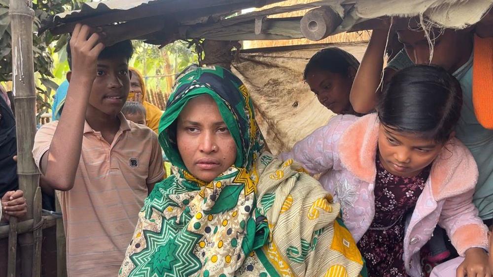 পাবনায় শিশু চুরি করতে এসে মহিলা চোরচক্রের একজন জনতার হাতে আটক - Chief TV