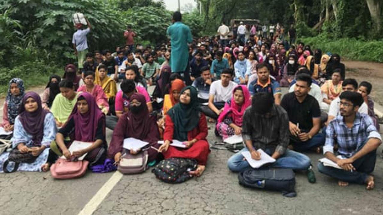রবীন্দ্র বিশ্ববিদ্যালয়ের স্হায়ী ক্যাম্পাস নির্মাণের দাবিতে মহাসড়কে প্রতীকী ক্লাস - Chief TV