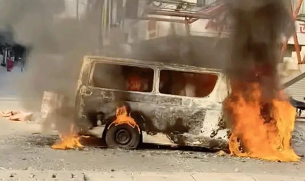 উত্তরায় মাইক্রোবাসে আগুন- Chief  TV