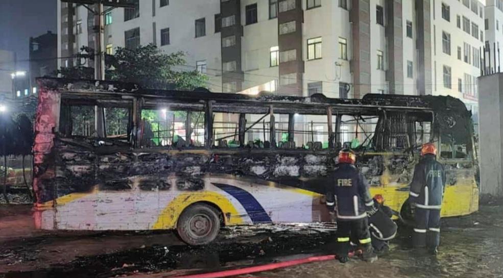 আশুলিয়ায় দুর্বৃত্তদের আগুনে পুড়ল পার্কিং করা বাস- Chief TV